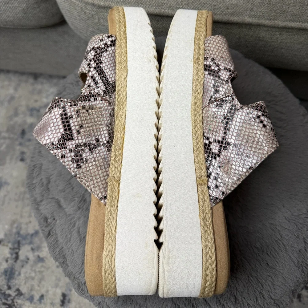 Clarks Collection Pink Snakeskin Double Buckle Platform Comfort Slides Size 8.5✨